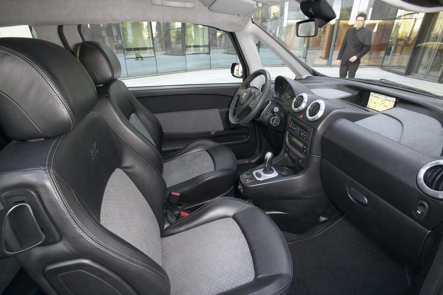 Интерьер Peugeot 1007 RC Concept 2004 года  (фото 12 из 35)